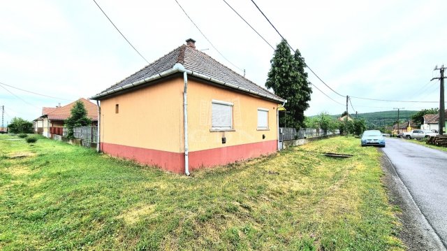 Eladó családi ház, Bernecebarátiban 30 M Ft, 2 szobás