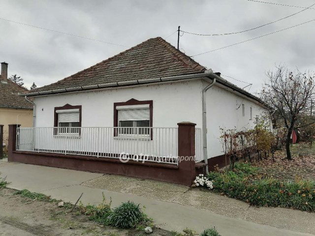 Eladó családi ház, Akasztón 25 M Ft, 2 szobás