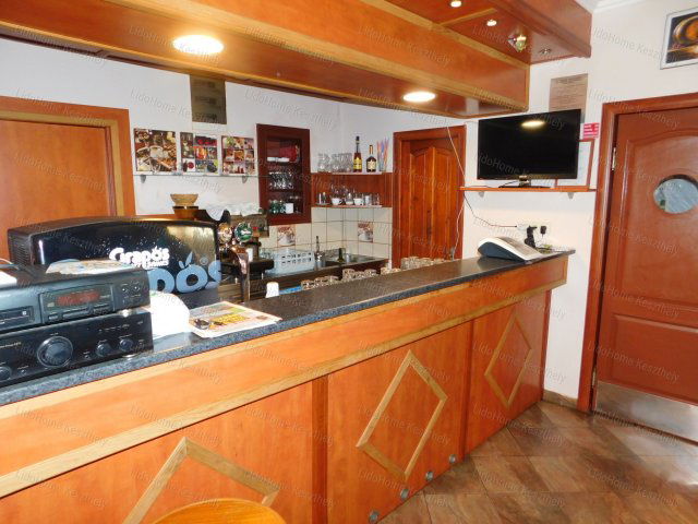 Eladó üzlethelyiség, Keszthelyen 400 M Ft, 3+1 szobás