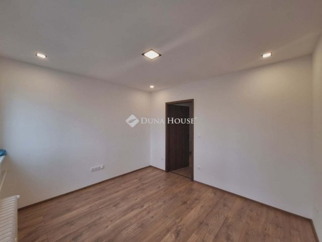 Eladó téglalakás, Pécsett 59.9 M Ft, 3 szobás