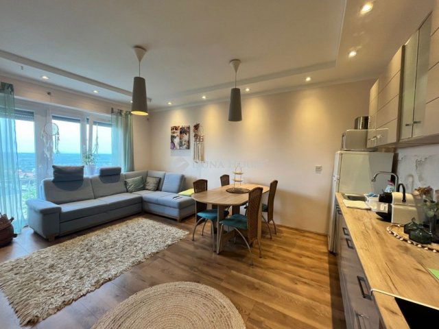 Kiadó téglalakás, albérlet, Pécsett 180 E Ft / hó, 3 szobás