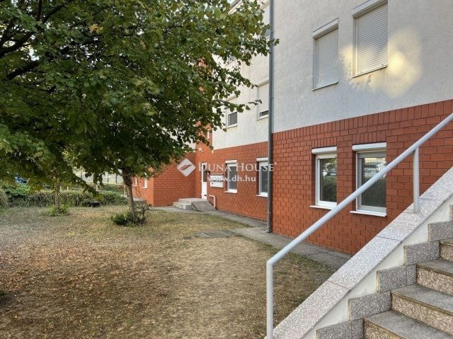 Eladó téglalakás, Pécsett 84.9 M Ft, 3 szobás