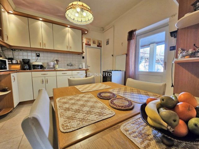 Eladó családi ház, Vecsésen 109.98 M Ft, 6 szobás