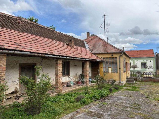 Eladó családi ház, Lippón 10 M Ft, 2+3 szobás