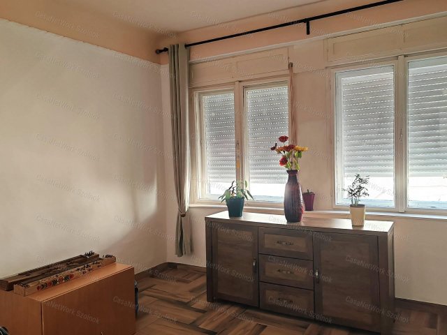 Eladó családi ház, Újszászon 30.5 M Ft, 3 szobás