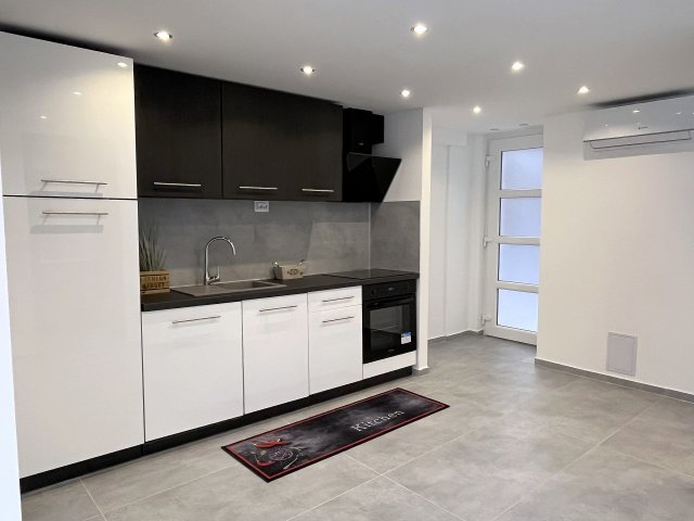 Eladó téglalakás, VIII. kerületben, Füvészkert utcában