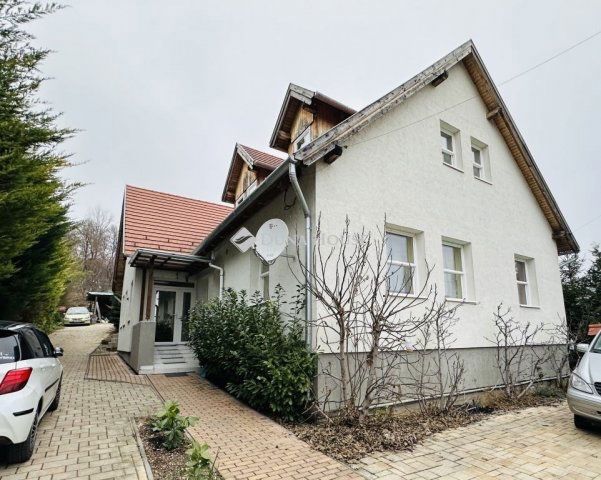 Eladó családi ház, Pilismaróton 238.1 M Ft, 12 szobás