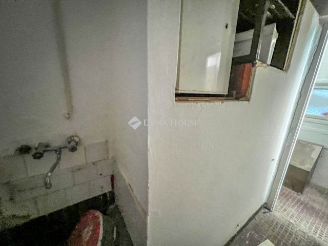 Eladó üzlethelyiség, Budapesten, XX. kerületben 68.9 M Ft