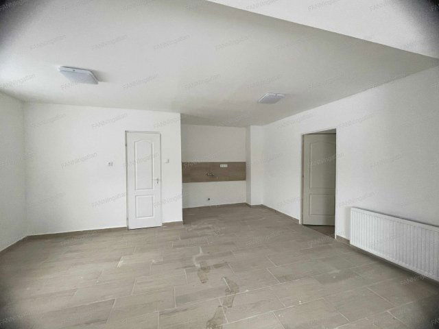 Eladó családi ház, Lábatlanon 27.9 M Ft, 2 szobás