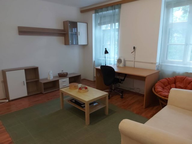 Kiadó téglalakás, albérlet, Pécsett 150 E Ft / hó, 1+1 szobás