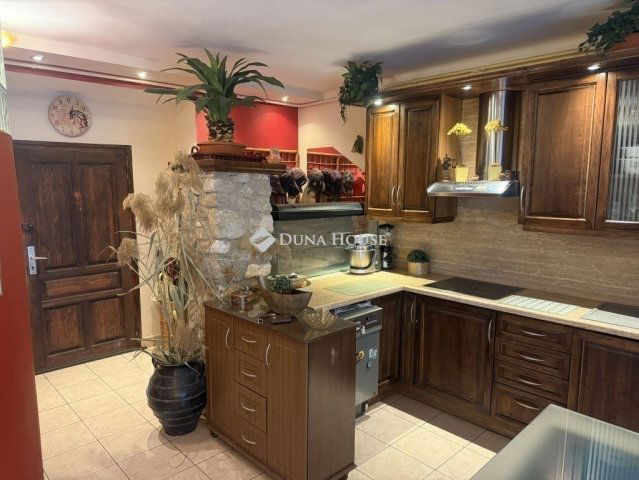 Eladó téglalakás, Pécsett 49.9 M Ft, 2+1 szobás