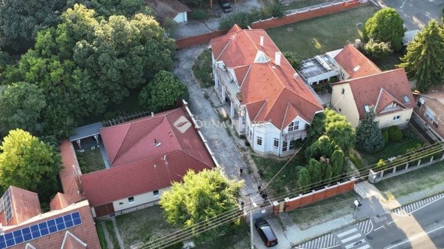 Eladó családi ház, Pécsett 119 M Ft, 6 szobás