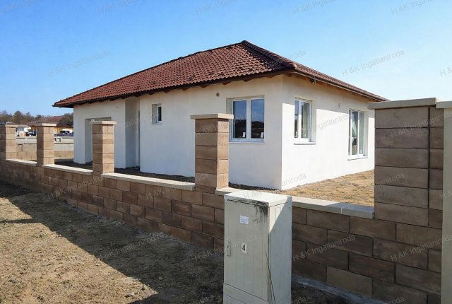 Eladó családi ház, Vácrátóton 154 M Ft, 5 szobás