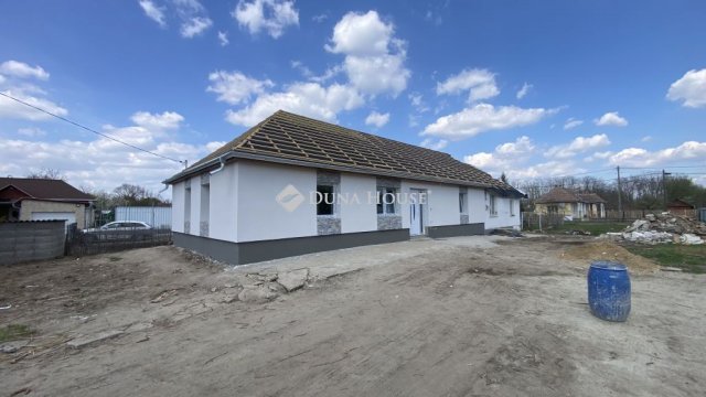 Eladó ikerház, Tápióbicskén 93.5 M Ft, 7 szobás