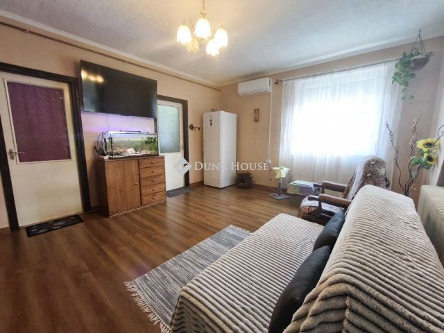 Eladó családi ház, Dunaföldváron 69.9 M Ft, 6 szobás