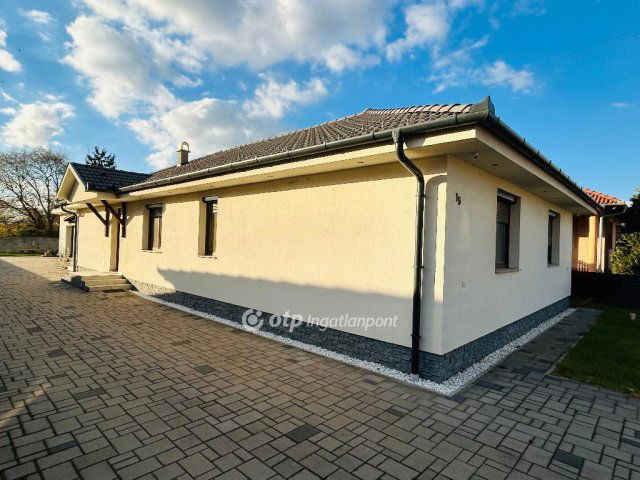 Eladó családi ház, Hajdúsámsonon 150 M Ft, 4 szobás