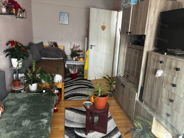 Eladó panellakás, Tatabányán 37 M Ft, 1+1 szobás