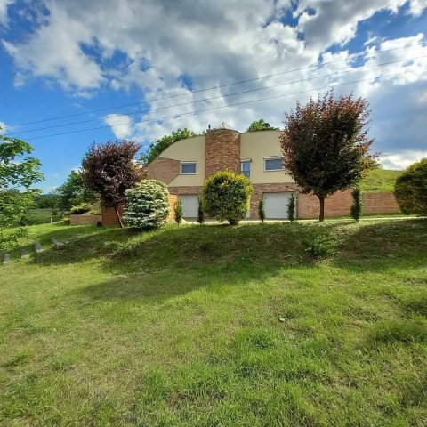 Eladó családi ház, Lábatlanon, Damjanich utcában 125 M Ft