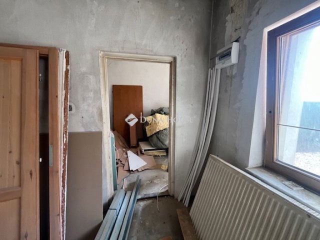 Eladó téglalakás, Pécsett 69.9 M Ft, 4 szobás