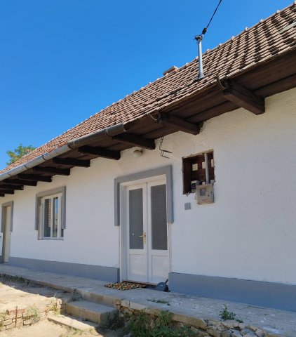 Eladó családi ház, Apcon 10 M Ft, 2 szobás