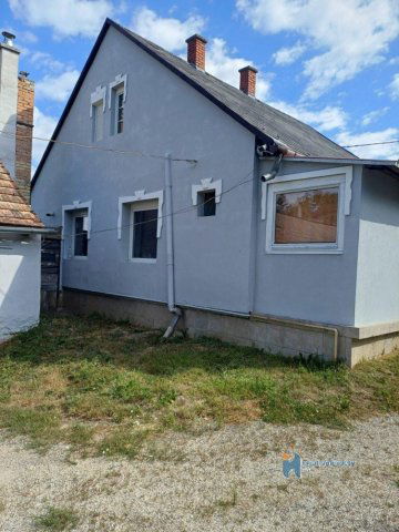 Eladó családi ház, Válluson 62 M Ft, 6 szobás