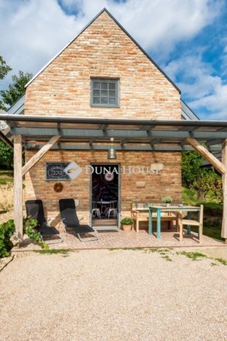 Eladó családi ház, Pázmándon 199.9 M Ft, 10 szobás