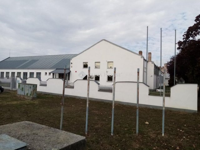Eladó ipari ingatlan, Komádiban, Köztársaság útján 320 M Ft