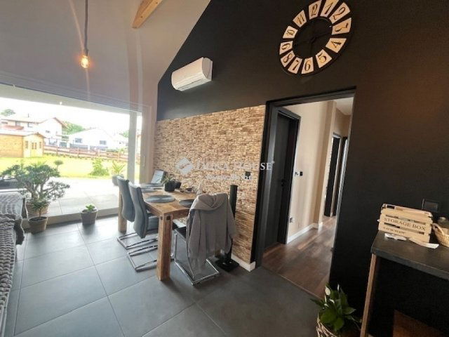 Eladó családi ház, Pécsett 144.5 M Ft, 4 szobás