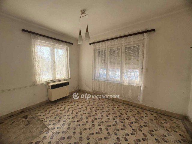 Eladó családi ház, Pápán 27 M Ft, 3 szobás