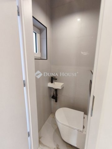 Eladó téglalakás, Pécsett 99 M Ft, 4 szobás