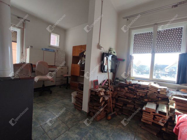 Eladó családi ház, Komáromban 23 M Ft, 2 szobás