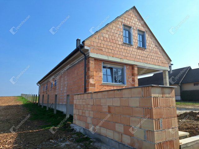 Eladó családi ház, Zsirán 153.5 M Ft, 4 szobás