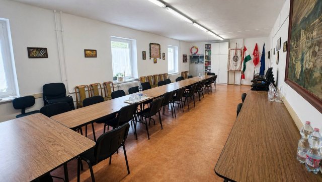 Kiadó iroda, Komlón, Kossuth Lajos utcában 150 E Ft / hó