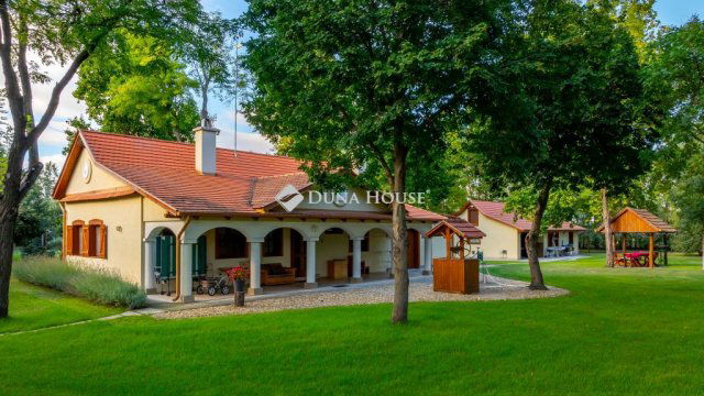 Eladó családi ház, Tiszakécskén 459 M Ft, 4 szobás