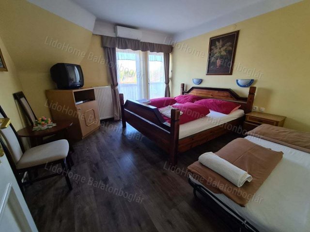 Eladó családi ház, Balatonlelleén 250 M Ft, 10 szobás