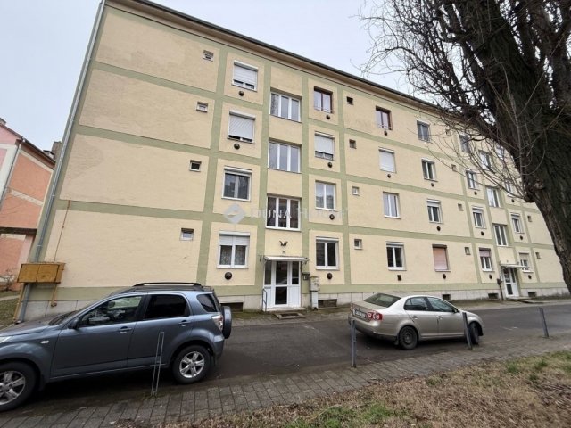 Eladó téglalakás, Pécsett 27.9 M Ft, 2 szobás