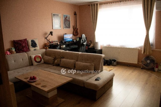 Eladó téglalakás, Mosonmagyaróváron 56.99 M Ft, 1+2 szobás