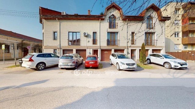 Eladó sorház, Nyíregyházán 115 M Ft, 3 szobás