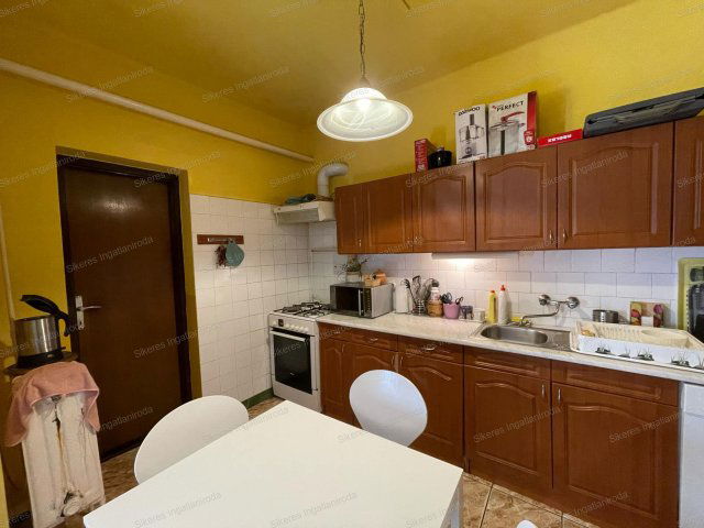 Eladó családi ház, Ácson 64.999 M Ft, 5 szobás