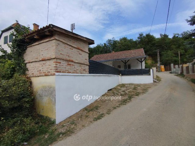 Eladó családi ház, Keszün 29.5 M Ft, 2 szobás