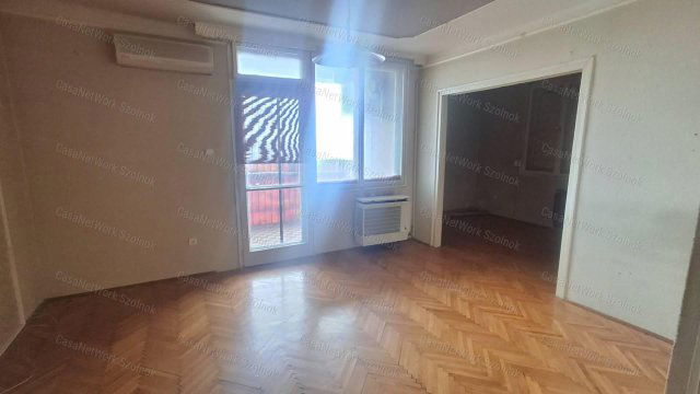 Eladó panellakás, Szolnokon 26.8 M Ft, 2+1 szobás