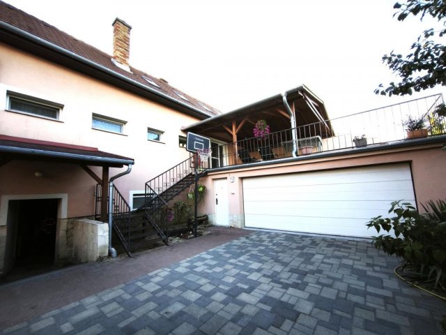 Eladó családi ház, Nyúlon 124.9 M Ft, 4+1 szobás
