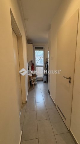 Eladó panellakás, Pécsett 59.9 M Ft, 3 szobás