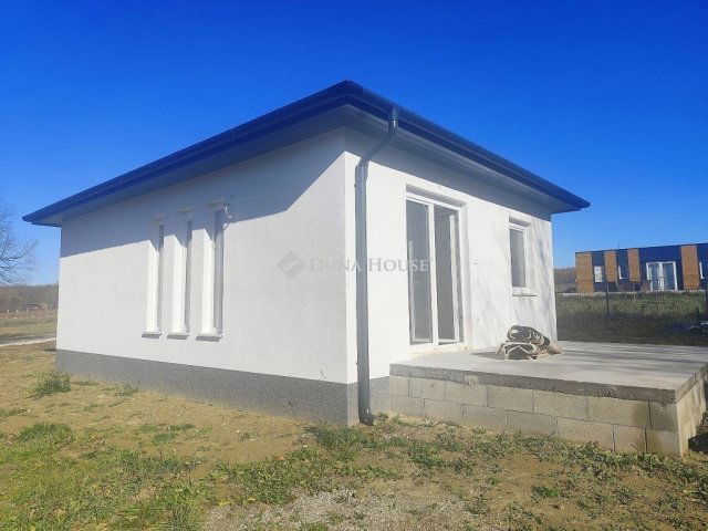 Eladó családi ház, Környén 66 M Ft, 3 szobás