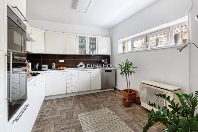 Eladó téglalakás, Balatonlelleén 72 M Ft, 6 szobás