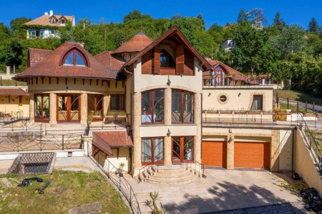 Eladó családi ház, Szentendrén 390 M Ft, 7 szobás