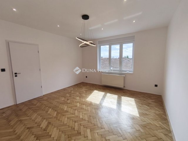 Eladó téglalakás, Pécsett 94 M Ft, 4 szobás