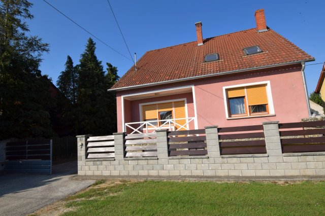 Eladó családi ház, Csepregen 69.9 M Ft, 7 szobás