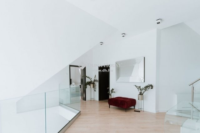 Eladó családi ház, Velencén 339 M Ft, 9 szobás