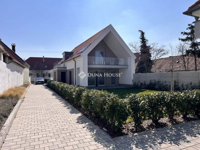 Eladó családi ház, Veszprémben 239.78 M Ft, 6 szobás